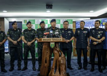 Komander Briged Tengah Pasukan Gerakan Am (PGA), SAC Hakemal Hawari bercakap dalam sidang akhbar kejayaan pihak PGA menumpaskan kegiatan memproses e-waste secara haram di Selangor, Johor dan Negeri Sembilan dalam Op Hazard 3.0, di Ibu Pejabat Briged Tengah PGA di sini, hari ini.-UTUSAN/MUHAMAD IQBAL ROSLI