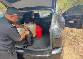 ANGGOTA penguat kuasa KPDN Kelantan memeriksa petrol yang cuba diseludup ke Thailand melalui pangkalan haram Yasin, Lubok Gong, Rantau Panjang, Kelantan semalam.