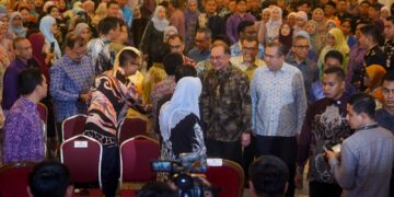 ANWAR Ibrahim ketika hadir pada Majlis Perjumpaan Perdana Menteri Bersama Warga Kementerian Pengangkutan di Putrajaya. - UTUSAN/FAISOL MUSTAFA