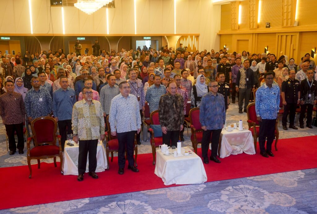 Itu fahaman kedangkalan ilmu yang ketara – Anwar