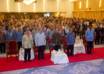 ANWAR Ibrahim diiringi Menteri Pengangkutan, Anthony Loke bergambar bersama warga MOT selepas Majlis Perjumpaan Perdana Menteri Bersama Warga Kementerian Pengangkutan di Putrajaya. - UTUSAN/ FAISOL MUSTAFA