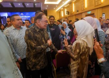 ANWAR Ibrahim beramah mesra dengan warga MOT selepas Majlis Perjumpaan Perdana Menteri Bersama Warga Kementerian Pengangkutan di Putrajaya. - UTUSAN/FAISOL MUSTAFA