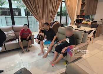 LELAKI rakyat Korea Selatan yang ditahan pihak Jabatan Imigresen Malaysia dalam satu operasi di Horizon Hills, Johor Bahru, Johor, semalam.