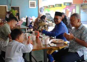 MOKHZANI (kanan) dan Jazeman (kiri) sewaktu menghadiri Majlis MAM Santuni Anak-Anak Yatim Sempena Aidilfitri di Rumah Kasih Harmoni, Paya Jaras, Selangor, kelmarin.