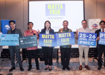 WONG Hon Wai (tiga dari kanan) dan Carolyn Leong (tengah) bergambar ketika sidang akhbar mengenai penganjuran MATTA Fair 2026 yang dijangka berlangsung selama dua hari bermula 25 April ini di Penang Waterfront Convention Centre (PWCC), Pulau Pinang.-UTUSAN/DANIAL SAAD