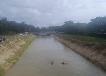 KERJA-KERJA pencarian seorang kanak-kanak yang dikhuatiri lemas selepas terjatuh ke dalam terusan sedang dijalankan oleh pihak bomba di Terusan Sungai Dua, Bertam Perdana, Kepala Batas, Pulau Pinang, petang tadi.-IHSAN JBPM PULAU PINANG
