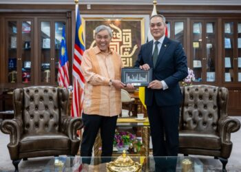 AHMAD Zahid Hamidi ketika menerima kunjungan dari Menteri Hal Ehwal Dalam Negara Brunei, Dato Seri Awang Ahmaddin Abdul Rahman di Bangunan Perdana Putra, Putrajaya hari ini.