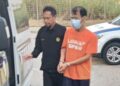 ANGGOTA penguat kuasa SPRM Kelantan mengiringi suspek untuk mendapatkan perintah tahanan reman di Mahkamah Kota Bharu, Kelantan hari ini-IHSAN SPRM.