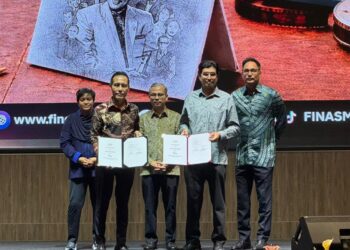 FAHMI Fadzil dan Azalina Othman menyaksikan pertukaran MoU antara Jabatan Insolvensi dan Finas di Pusat Konvensyen MPAJ Taman Melawati.