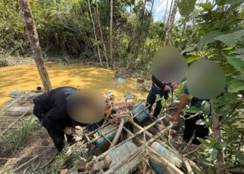 ANGGOTA polis merampas peralatan yang digunakan dalam aktiviti perlombongan haram di Jeli, Kelantan semalam.