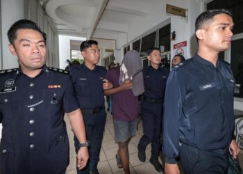SEORANG remaja lelaki didakwa atas kes gangguan seksual dan mendatangkan kecederaan terhadap kanak-kanak ketika diiringi oleh anggota polis di Mahkamah Majistret Selayang di sini, hari ini. - UTUSAN/SYAKIR RADIN