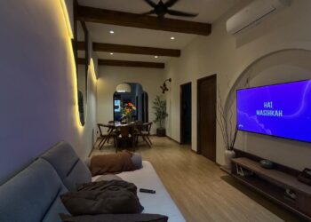 pemasangan faux beam kayu pada siling berikan tekstur unik dan dimensi berbeza.