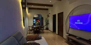 pemasangan faux beam kayu pada siling berikan tekstur unik dan dimensi berbeza.