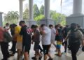 SERAMAI 34 lelaki didakwa di Mahkamah Majistret Kuala Lumpur hari ini berhubung kejadian serangan di sebuah pusat hiburan di Taman Shamelin, pada Ahad lalu.