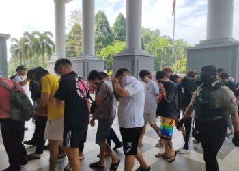 SERAMAI 34 lelaki didakwa di Mahkamah Majistret Kuala Lumpur hari ini berhubung kejadian serangan di sebuah pusat hiburan di Taman Shamelin, pada Ahad lalu.