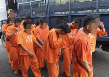 SEBELAS warga Indonesia termasuk dua wanita dibawa ke Mahkamah Majistret Jawi di Nibong Tebal hari ini untuk mendapatkan perintah reman bagi membolehkan mereka disiasat berhubung dakwaan beberapa kejadian samun menggunakan parang di sekitar Pulau Pinang.-UTUSAN/DANIAL SAAD