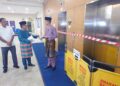 MOHD. Fared Mohd. Khalid (kanan) meninjau tiga unit lif awam yang rosak sejak Januari lalu di Jabatan Kehakiman Syariah Negeri Johor, Johor Bahru.