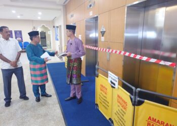 MOHD. Fared Mohd. Khalid (kanan) meninjau tiga unit lif awam yang rosak sejak Januari lalu di Jabatan Kehakiman Syariah Negeri Johor, Johor Bahru.