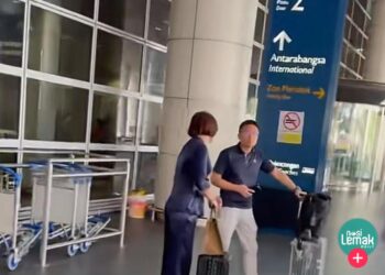 TANGKAP layar seorang wanita warga asing meminta sumbangan derma daripada orang awam di KLIA.