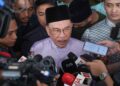 ANWAR Ibrahim ditemui pemberita selepas menunaikan solat Jumaat di Masjid Nurussaadah Kampung Cheras Baru Pandan hari ini. - UTUSAN/ISKANDAR ISHAK