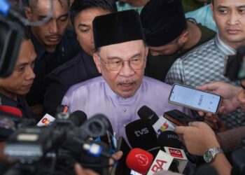 ANWAR Ibrahim ketika ditemui pemberita selepas Solat Jumaat di Masjid Nurussa’adah, Kampung Cheras Baru Pandan, di sini hari ini.