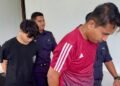 MOHAMAD Saiful Jaafar (depan) dan Muhamad Amirul Syafiq Rahmat (belakang) diiringi polis hadir ke Kompleks Mahkamah Seremban hari ini bagi pertuduhan memiliki bahan penganiayaan seksual kanak-kanak dan pornografi yang disimpan dalam telefon bimbit dan peranti elektronik masing-masing. - UTUSAN/NOR SHAFIQAH MOHD GHAZALI