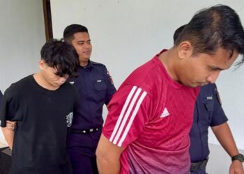 MOHAMAD Saiful Jaafar (depan) dan Muhamad Amirul Syafiq Rahmat (belakang) diiringi polis hadir ke Kompleks Mahkamah Seremban hari ini bagi pertuduhan memiliki bahan penganiayaan seksual kanak-kanak dan pornografi yang disimpan dalam telefon bimbit dan peranti elektronik masing-masing. - UTUSAN/NOR SHAFIQAH MOHD GHAZALI