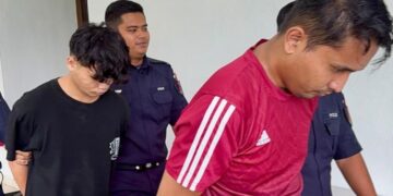 MOHAMAD Saiful Jaafar (depan) dan Muhamad Amirul Syafiq Rahmat (belakang) diiringi polis hadir ke Kompleks Mahkamah Seremban hari ini bagi pertuduhan memiliki bahan penganiayaan seksual kanak-kanak dan pornografi yang disimpan dalam telefon bimbit dan peranti elektronik masing-masing. - UTUSAN/NOR SHAFIQAH MOHD GHAZALI