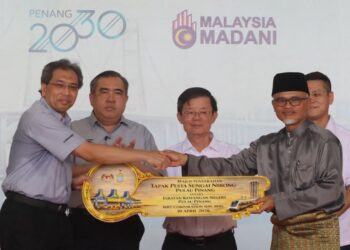 CHOW Kon Yeow (dua dari kanan) bersama Anthony Loke Siew Fook (dua dari kiri) menyaksikan majlis penyerahan replika kunci yang diadakan sebagai simbolik penyerahan pada Majlis Penyerahan Tapak Pesta Sungai Nibong di Tapak Pesta Sungai Nibong, Pulau Pinang hari ini. - UTUSAN/DANIAL SAAD