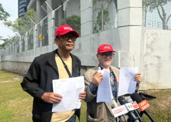 MEJAR (B) Razali Zakaria (kiri) bersama Shahbudin Embon (kanan) di sidang media di  hadapan bangunan Suruhanjaya Pencegahan Rasuah Malaysia (SPRM) hari ini.