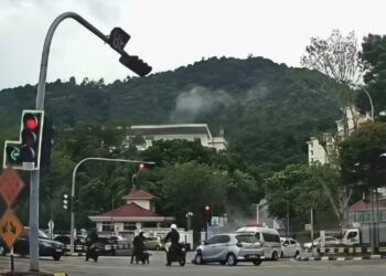 TANGKAP layar yang diambil daripada satu rakaman video tular di media sosial menunjukkan kemalangan melibatkan sebuah ambulans dan dua kenderaan lain di persimpangan lampu isyarat Jalan Bukit Gambir, berhampiran USM Pulau Pinang.-GAMBAR/MEDIA SOSIAL