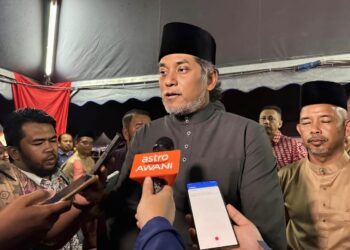 KHAIRY Jamaluddin (tengah) ketika ditemui pemberita semasa menghadiri Majlis Rumah Terbuka Aidilfitri Datuk Seri Reezal Merican Naina Merican di Bertam Square, Kepala Batas, Pulau Pinang malam ini.