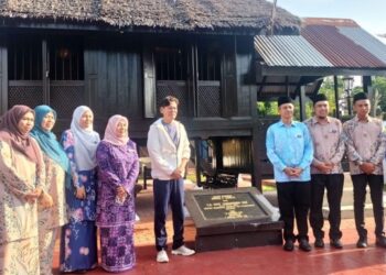 ZAIDIN Mohd. Noor (empat dari kanan) ketika mengiringi Tun Ramli Ngah Talib (lima dari kanan) sempena Program Kayuhan Jejak Seniman : Rumah Kelahiran P. Ramlee di George Town, Pulau Pinang, hari ini. - UTUSAN/SAFINA RAMLI