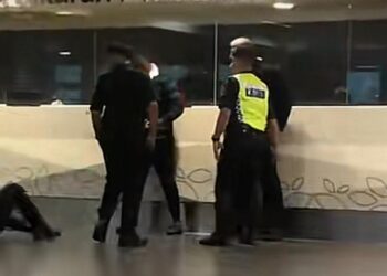 TANGKAP layar video tular seorang lelaki warga asing mengamuk kerana terlepas penerbangan di KLIA2.