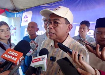 MOHAMED Khaled Nordin mengadakan sidang akhbar selepas menyempurnakan Majlis Pelepasan Udang Galah di Sungai Sedili Besar, Kampung Gembut, Kota Tinggi, Johor, hari ini.