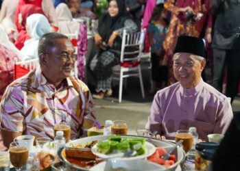 MUHYIDDIN Yassin bersama Muhammad Sanusi Md. Nor menghadiri Majlis Rumah Terbuka Aidilfitri DUN Kubang Rotan di Port Padang Garam di Kuala Kedah, Alor Setar. - FACEBOOK AZMIN ALI