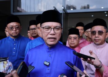 WAN Rosdy Wan Ismail berucap pada sidang akhbar ketika Majlis Rumah Terbuka Aidilfitri Perantau Anak Pahang 2026 di Dewan Merdeka, Pusat Dagangan Dunia Kuala Lumpur (WTCKL) di sini hari ini. - UTUSAN/AMIR KHALID