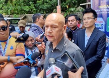 NORHASLINA Awang (kiri) melihat keadaan rumah pusaka yang didudukinya musnah dalam kebakaran di Kampung Buluh Gading, Kuala Terengganu. - UTUSAN/ERMA YUSNIDA JUSOH