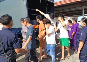 SERAMAI 74 warga China dibawa ke Mahkamah Majistret Tawau hari ini bagi mendapatkan tempoh lanjutan reman berhubung kes sindiket penipuan dalam talian yang berselindung di sebalik resort. - UTUSAN/NASRAWATI SYARIFUDDIN