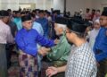 WAN Rosdy Wan Ismail beramah mesra dengan tetamu yang hadir pada Rumah Terbuka Aidilfitri Kerajaan Negeri Pahang yang diadakan di Dewan Merdeka, WTCKL hari ini. - UTUSAN/AMIR KHALID