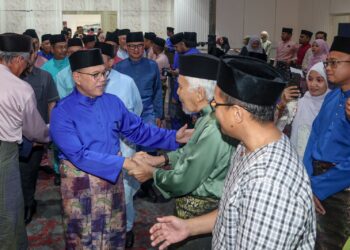 WAN Rosdy Wan Ismail beramah mesra dengan tetamu yang hadir pada Rumah Terbuka Aidilfitri Kerajaan Negeri Pahang yang diadakan di Dewan Merdeka, WTCKL hari ini. - UTUSAN/AMIR KHALID