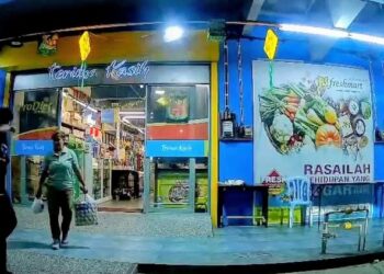 SEORANG lelaki yang bertindak menumbuk seorang wanita secara tiba-tiba di hadapan sebuah pasar raya di Jalan Sri Mersing, Mersing ditahan polis. - MEDIA SOSIAL