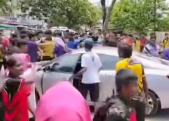 TANGKAP layar rakaman video tular memaparkan sekumpulan pelajar sebuah sekolah menengah di Bandar Selesa Jaya, Skudai, bergaduh selepas tamat waktu persekolahan.