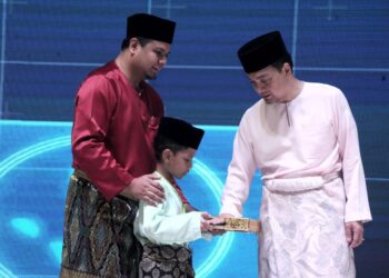 ONN Hafiz Ghazi melakukan gimik pelancaran bangunan baharu TBQ Amal sempena Majlis Makan Malam Amal TBQ 2025 di Sunway Big Box Hotel, Iskandar Puteri, Johor, hari ini. - UTUSAN/RAJA JAAFAR ALI
