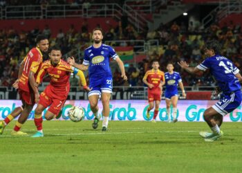 PEMAIN Sabah FC, Dinesh Rajasingam (kanan) mengawasi Pemain Selangor FC, Mohamad Faisal Abdul Halim (dua kiri) pada perlawanan Liga Super di Stadium Majlis Bandaraya Petaling Jaya (MBPJ) di sini hari ini.-UTUSAN/ FARIZ RUSADIO