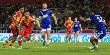 PEMAIN Sabah FC, Dinesh Rajasingam (kanan) mengawasi Pemain Selangor FC, Mohamad Faisal Abdul Halim (dua kiri) pada perlawanan Liga Super di Stadium Majlis Bandaraya Petaling Jaya (MBPJ) di sini semalam.-UTUSAN/ FARIZ RUSADIO