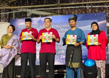 WONG Hon Wai (tengah) ketika hadir pada Majlis Perasmian Pameran Silat Warisan Pulau Pinang Siku 12 di Muzium Negeri Pulau Pinang, malam tadi.