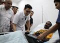 DR. Mohammed Taufiq (tiga dari kiri) melihat keadaan terkini G. Saravanan ketika melawat bekas atlet negara itu di rumahnya di Bukit Minyak, Bukit Mertajam, Pulau Pinang hari ini.