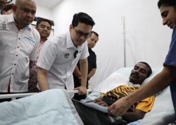 DR. Mohammed Taufiq (tiga dari kiri) melihat keadaan terkini G. Saravanan ketika melawat bekas atlet negara itu di rumahnya di Bukit Minyak, Bukit Mertajam, Pulau Pinang hari ini.