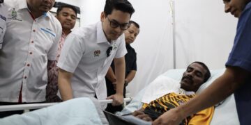 DR. Mohammed Taufiq (tiga dari kiri) melihat keadaan terkini G. Saravanan ketika melawat bekas atlet negara itu di rumahnya di Bukit Minyak, Bukit Mertajam, Pulau Pinang hari ini.